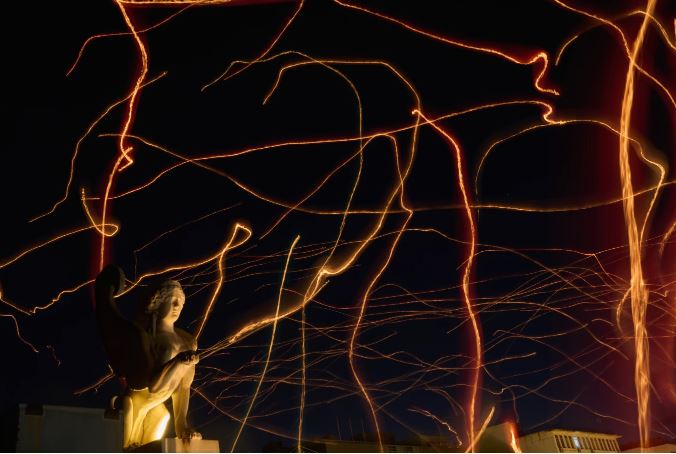 عکس که با سرعت شاتر پایین گرفته شده&zwnj;است، رد نور فانوس&zwnj;های شناور را در آسمان نشان می&zwnj;دهد که در جریان رویدادی به نام &laquo;شب آرزوها&raquo;، در مقابل تالار شهر آتن، یونان، در ۲۶ دسامبر ۲۰۲۵ ایجاد شده&zwnj;اند. (عکس: پتروس گیاناکوریس / آسوشیتدپرس، آرشیو)